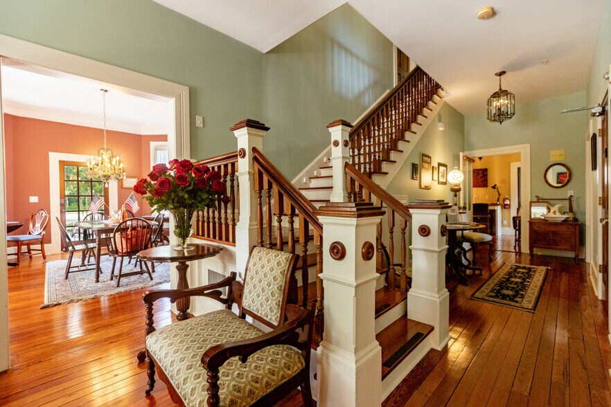 Building Photo - 205 SE 7th St