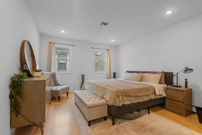 Building Photo - 515 44th St