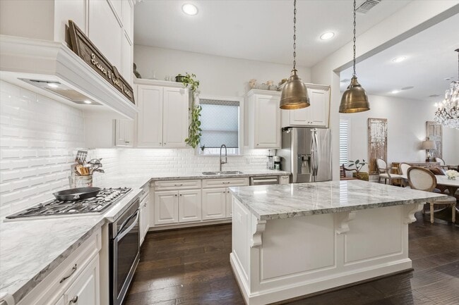 Building Photo - 4415 Marina St