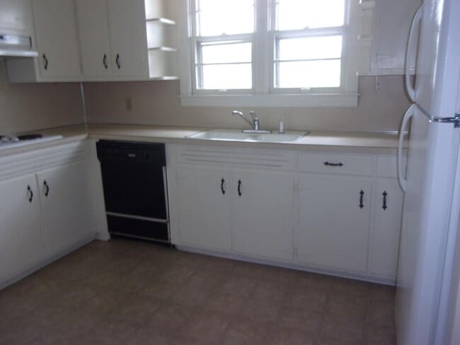 Building Photo - 205 Westhill Dr