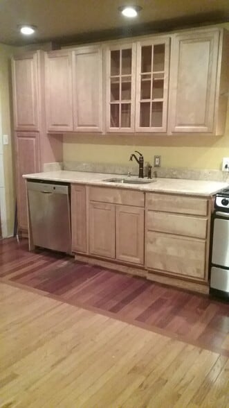 A beautiful Kitchen e/Exhaust - 1225 W Walnut St