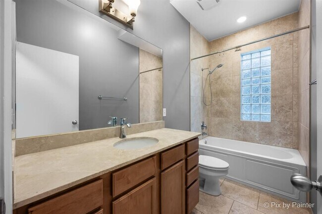 Building Photo - Updated Duplex Condo with 2 parking spots