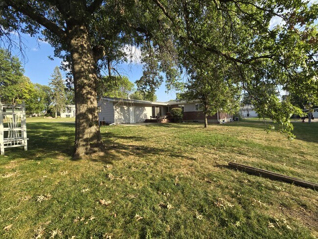 Building Photo - 420 Steinway Rd
