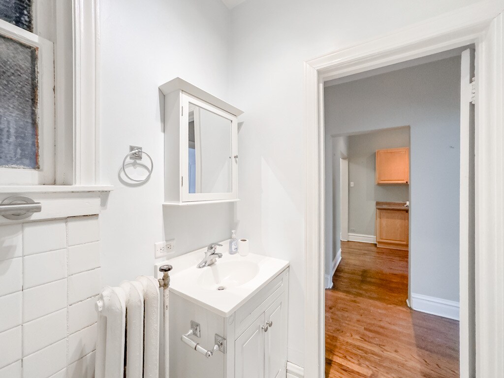 Building Photo - 1337 W Lunt Ave