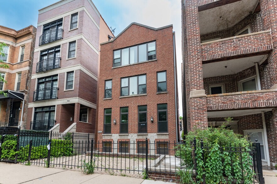 Primary Photo - 900 W Roscoe St