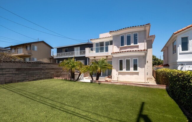 Building Photo - Stunning 4 bed, 4.5 bath home located on a quiet and highly desirable street in Redondo Beach