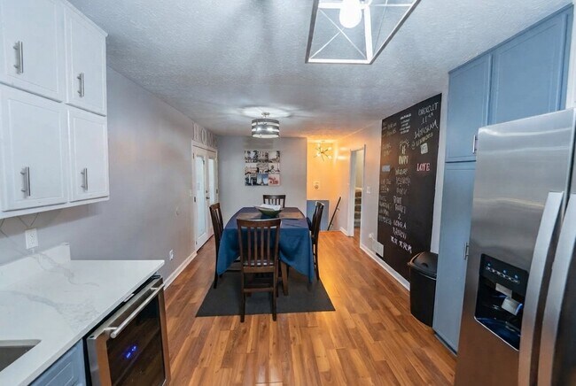 Building Photo - 725 Swamp Creek Dr