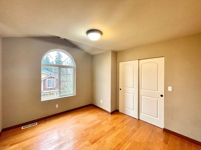 Building Photo - Spacious 4BR Home with A/C Near Alderwood Mall