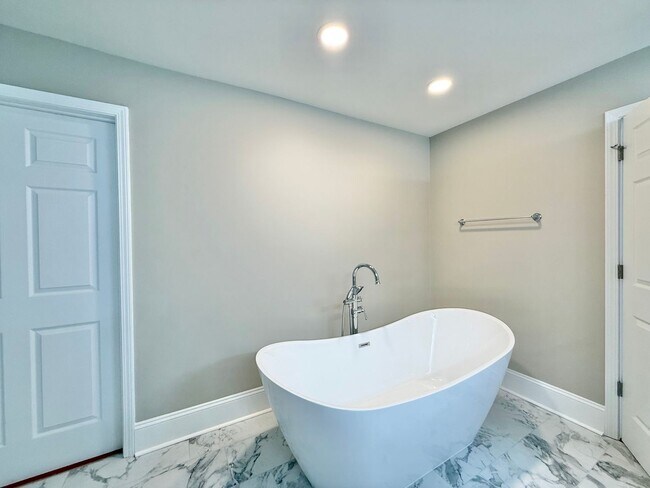 Building Photo - Newly Remodeled Ranch-Style 4BD, 3.5BA Ral...