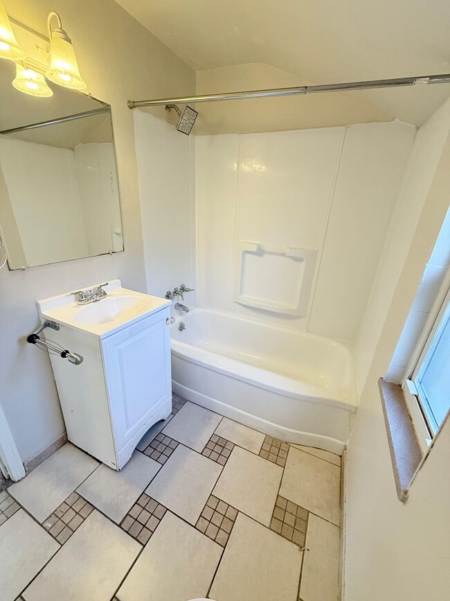 Building Photo - Spacious 3BD/1BA Single Family Home