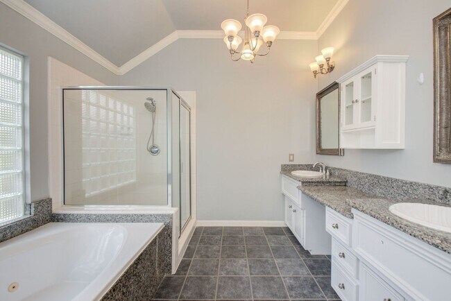 Building Photo - Stunning Three-Bedroom Townhouse Located i...
