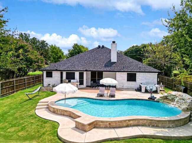 Building Photo - 111 Creekview Dr W
