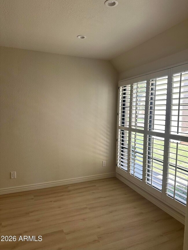 Building Photo - 8889 E Meadow Hill Dr