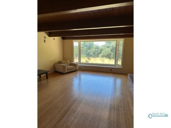 Building Photo - Beautiful Home, Desirable Neighborhood, Ro...