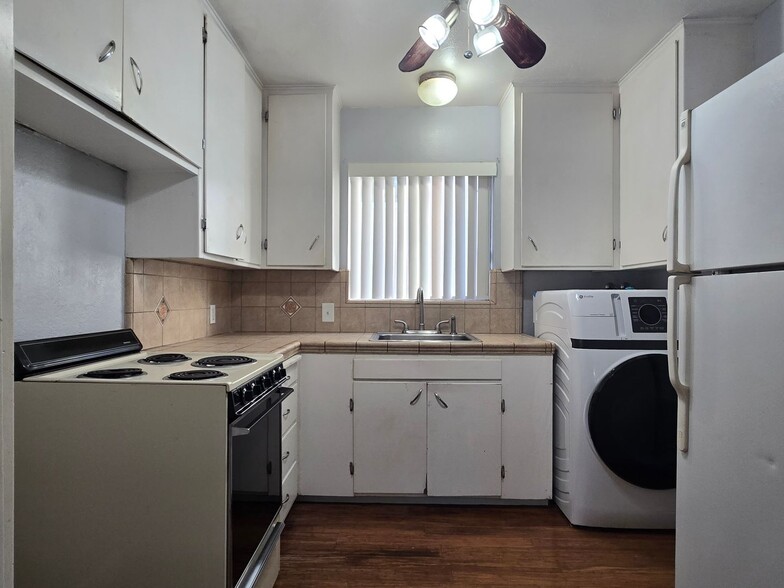 Building Photo - 452 S 4th St