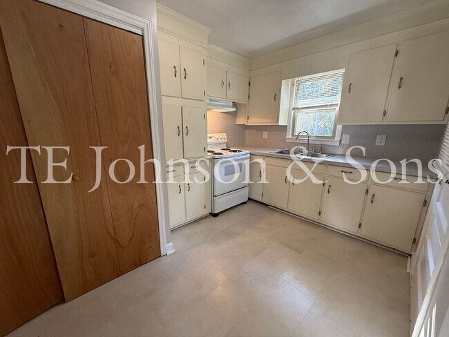 Building Photo - Cozy Single-Story Duplex Living on Raeford Ave