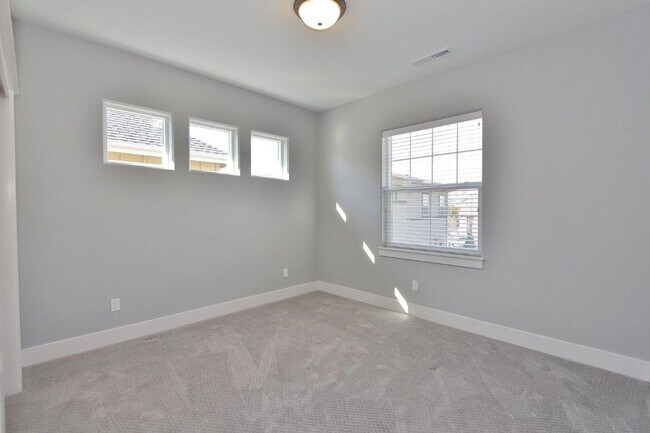 Building Photo - Immaculate Home in Harris Ranch