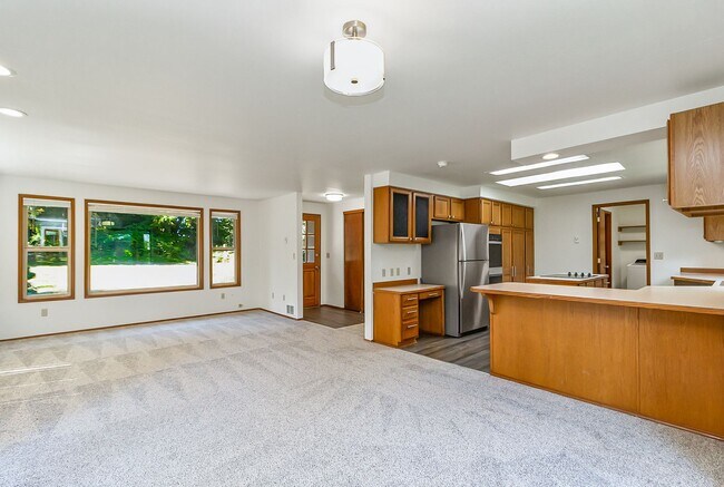 Building Photo - Home on Acreage with Mountain views