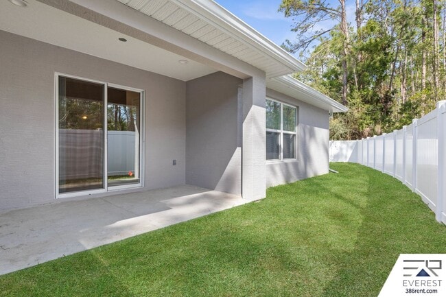 Building Photo - FULLY FENCED, LIKE- NEW 3/2/1 TOWNHOUSE ON A CUL DE SAC IN BEAUTIFUL SEMINOLE WOODS