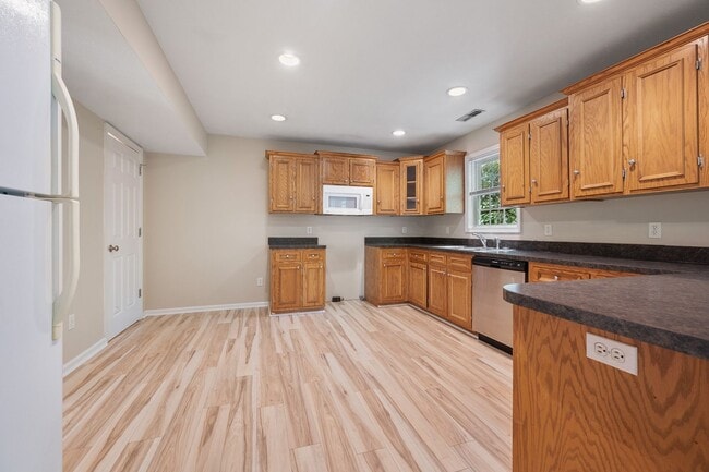 Building Photo - 4 Bedroom Home in Lynchburg