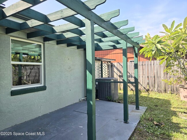 Building Photo - 484 Poinciana Dr