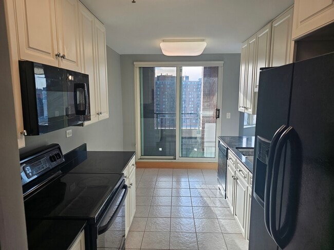 Building Photo - 77 S Evergreen Ave