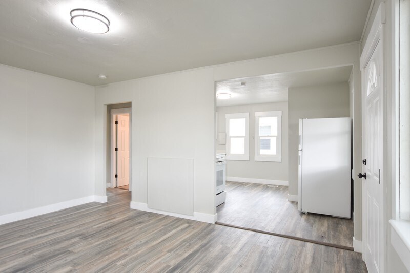 Building Photo - 263 Maple St