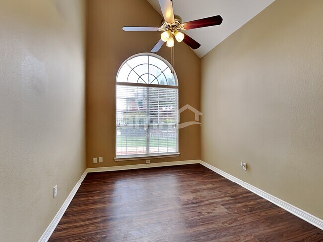 Building Photo - 310 Victory Ln