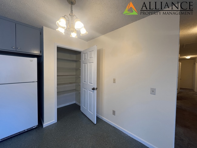 Building Photo - Spacious Rooms & Close to Downtown