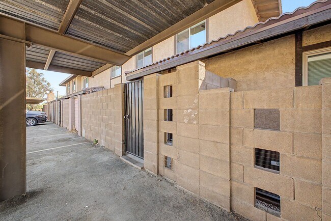 Building Photo - Remodeled 3BR End Unit Townhome in South Tempe | Private Yard + Covered Parking