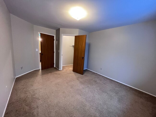 Building Photo - Large One Bedroom Apartment! Washer and Dryer in Unit!