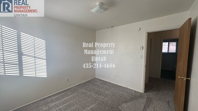 Building Photo - 3 Bedroom, 1.5 Bath Town home.