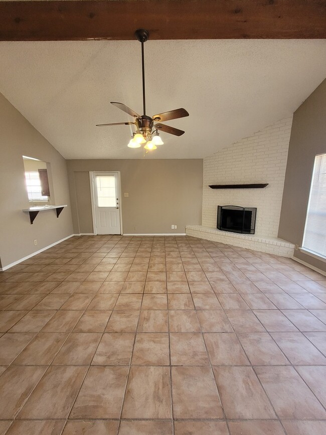 Building Photo - 3 bed 2 bath and 2 car garage!
