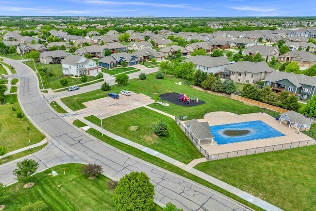 Building Photo - Luxury Home - Month-to-Month or 6-month Le...