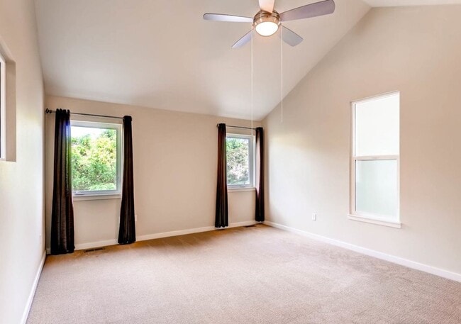 Building Photo - 1 bed 1.5 bath Stand Alone Townhome. Rent Discount - $2,750 Rent to July 31 2026. $2,995 Rent Sta...