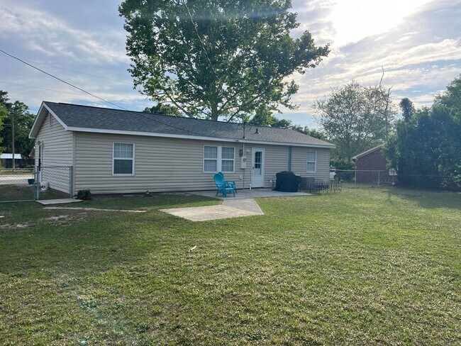 Building Photo - Updated Home in Great Location