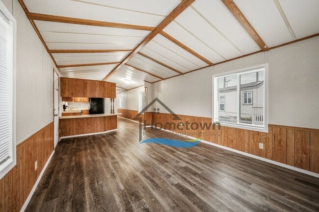 Building Photo - 2 Bedroom 1 Bath Home with Off-Street Park...
