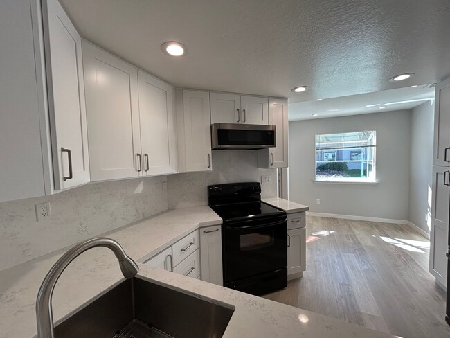 Building Photo - Stunningly Updated 3-Bedroom, 2.5-Bath Tow...