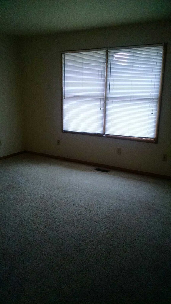 Building Photo - 2 Bedroom, 1.5 bath Townhouse: Cedar Grove...