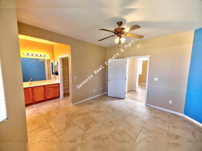 Building Photo - 606 W Woodfield Ct