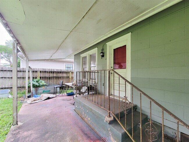 Building Photo - 508 W Lang St