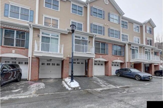 Building Photo - 320 Midland Ct