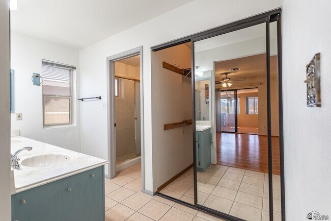 Building Photo - 10605 S Del Vista Dr