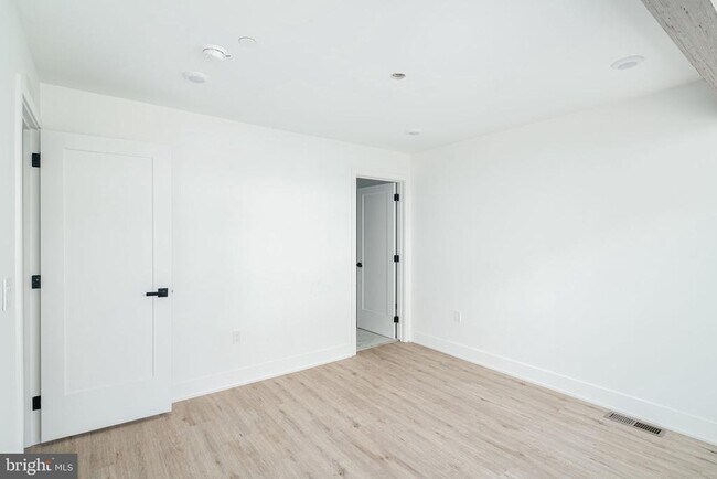 Building Photo - 2611 E Boston St