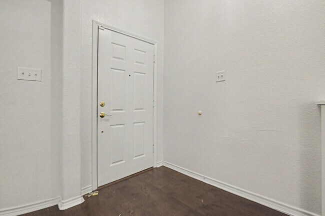 Building Photo - 1707 Briarhollow Dr
