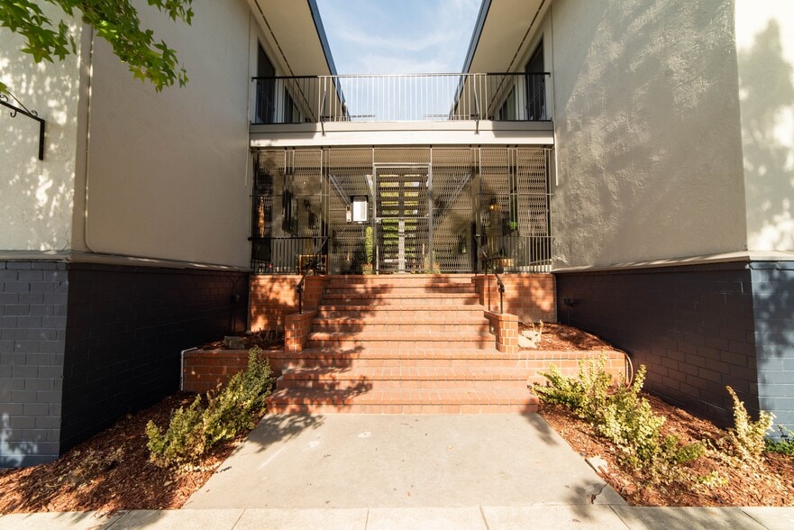 Building Photo - 200-220 E 15th St