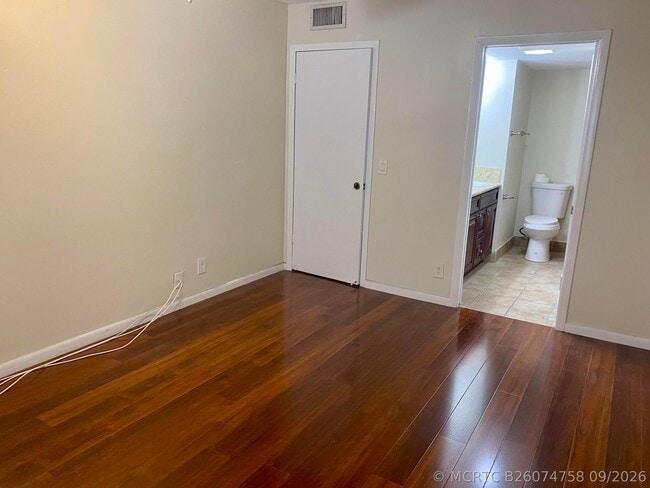 Building Photo - 4052 Hythe A