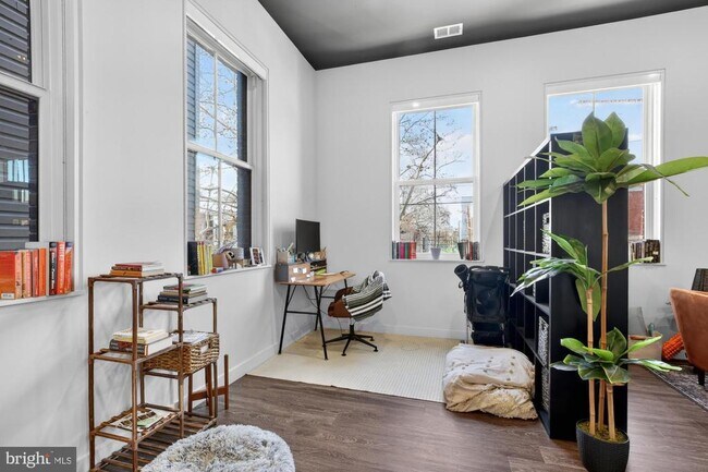 Building Photo - 525 N 41st St