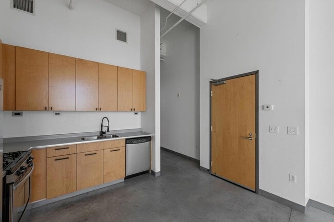 Building Photo - 700 N Washington Ave