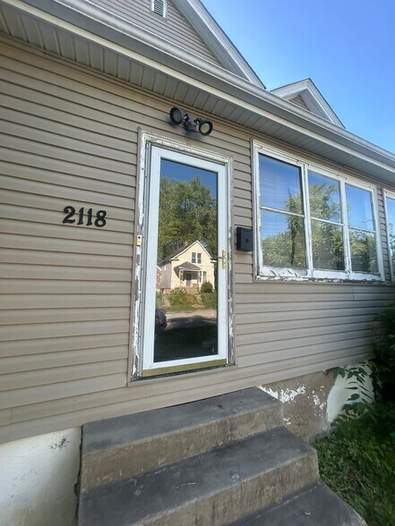 Building Photo - 2118 Rosebud Ave